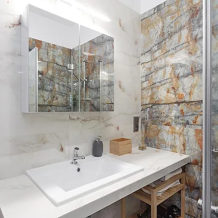 Right In The Heart Of Apartment *